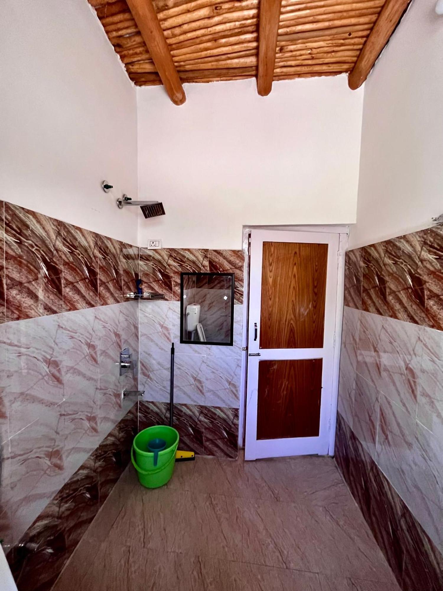 Traveller Nest Hotel Deskit Exterior foto